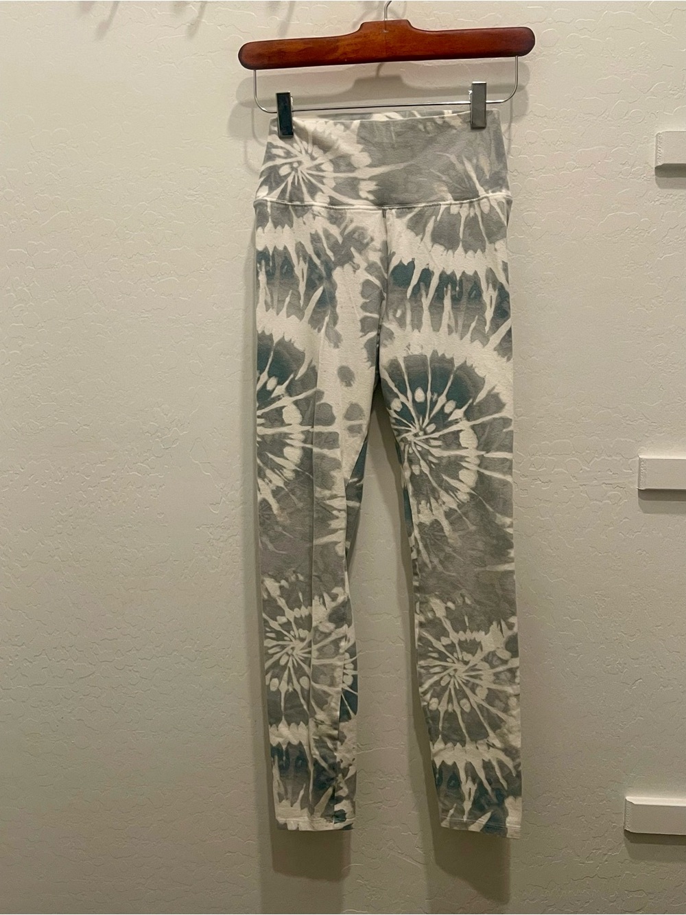 Simply Vera Vera Wang Gray and White Tie-Dye Woman Leggings